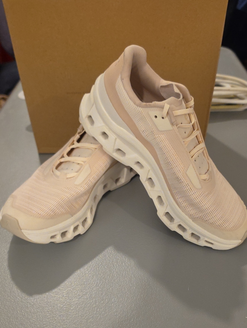 Oncloud brand  Women's Lightweight Knit Sneakers in Cream & Tan size 10 like new